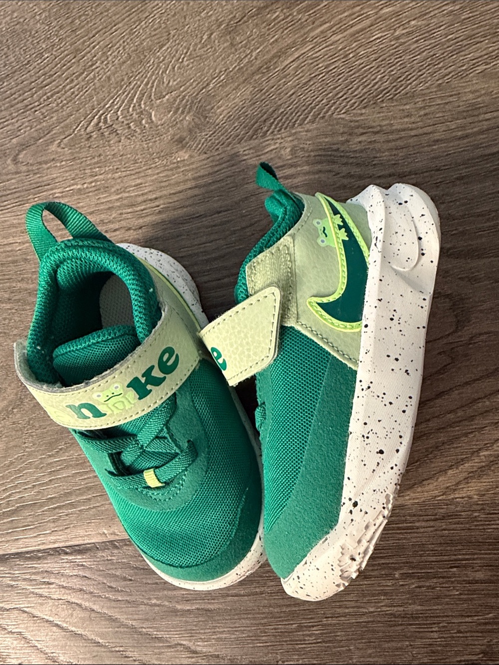 Nike Kids' 7C Green Frog Lightweight Sneaker with Speckled Sole